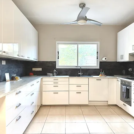 Villa Onyx - Cozy 2br - Walk To Meneou