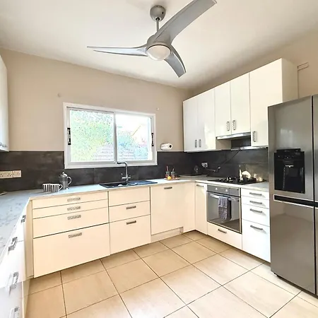 Villa Onyx - Cozy 2br - Walk To