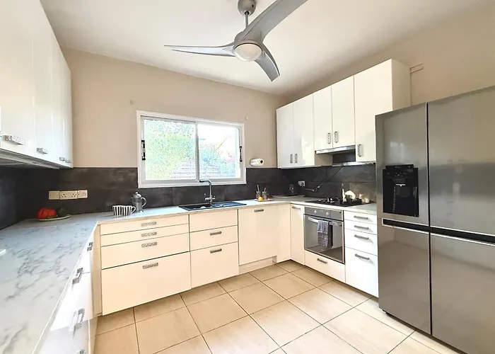 Villa Onyx - Cozy 2br - Walk To